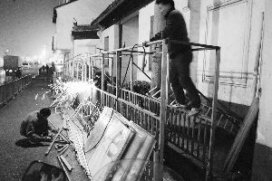 蘇州火車站讓買票者進鐵籠 挨批后連夜拆除(圖)