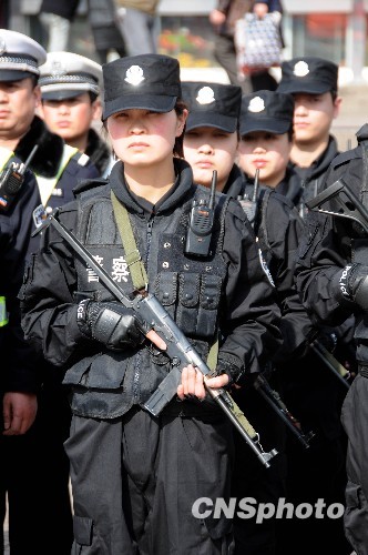 河南女子特警首次亮相春運安保