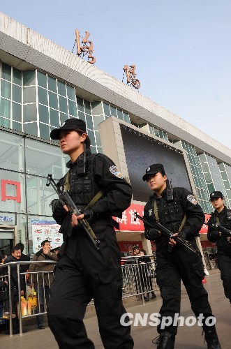 河南女子特警首次亮相春運安保