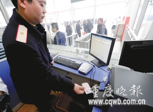 記者體驗(yàn)：春運(yùn)第一天購票多花5秒 驗(yàn)票耗時(shí)10秒