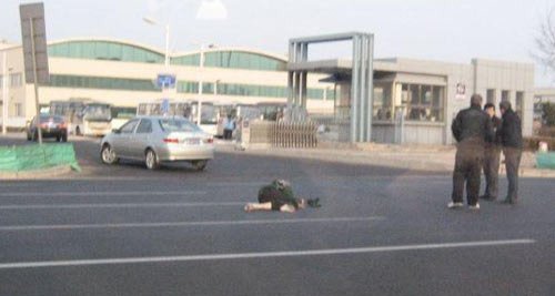 天津男子駕車撞死10人 警方通報被指失實(shí)