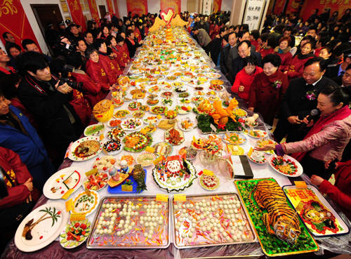 武漢：“萬家宴”盛情慶小年