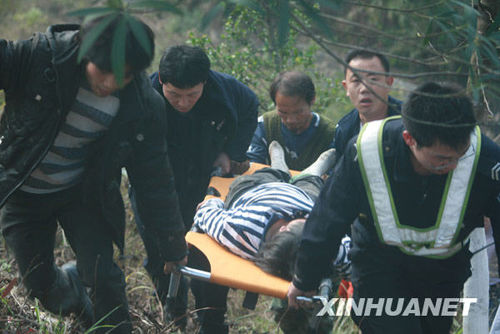 四川返鄉(xiāng)大客車在廣西墜崖 致7死50傷