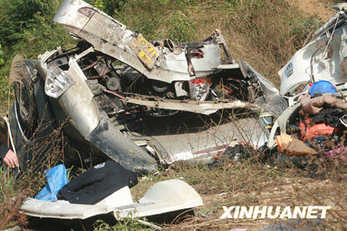 四川返鄉(xiāng)大客車在廣西墜崖 致7死50傷