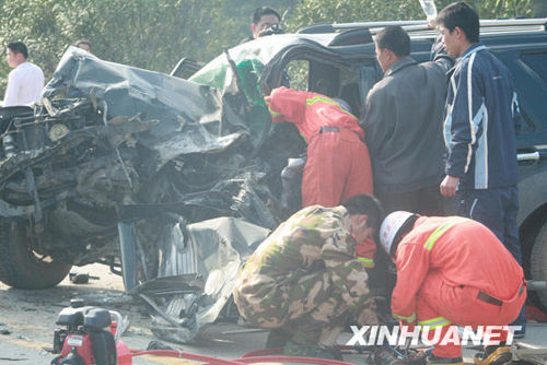 四川返鄉(xiāng)大客車在廣西墜崖 致7死50傷