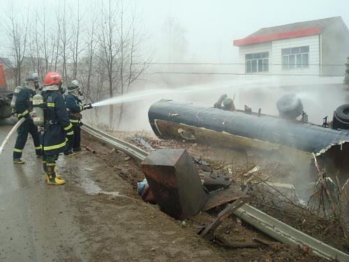湖北松滋：車禍導致鹽酸傾泄 200余村民緊急疏散
