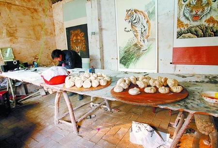 河南小山村以畫虎聞名 繪畫年收入達3000萬