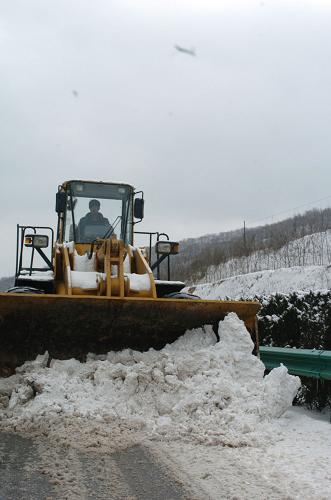 陜西公路部門全力清掃積雪保障公路交通