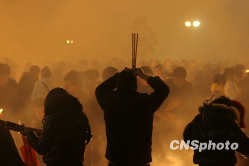 武漢歸元寺五十萬(wàn)香客夜拜財(cái)神