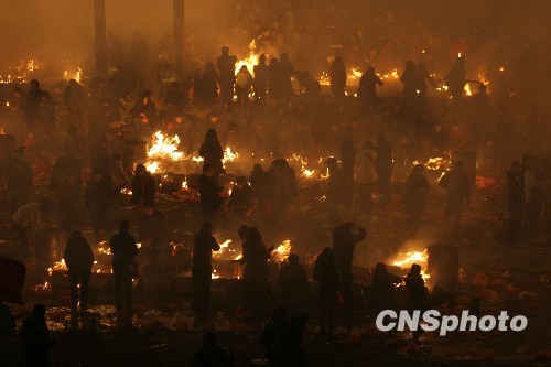 武漢歸元寺五十萬香客夜拜財(cái)神