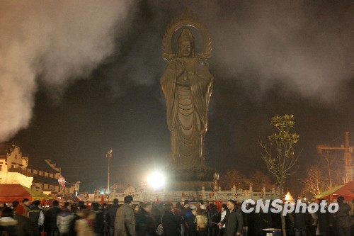 武漢歸元寺五十萬香客夜拜財(cái)神