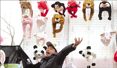 廟會謝幕攤主狂甩(組圖)