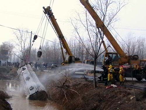 河南濮陽一17噸苯胺罐車側翻泄露 幸無人員傷亡