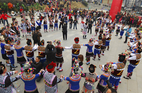 廣西三江侗族盛大“百家宴”歡度新春