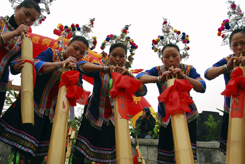 廣西三江侗族盛大“百家宴”歡度新春