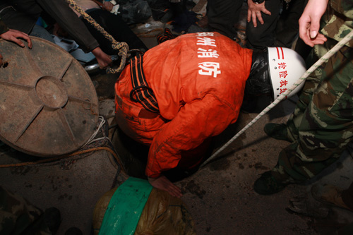 鄭州三名工人污水井里中毒暈倒 兩死一傷