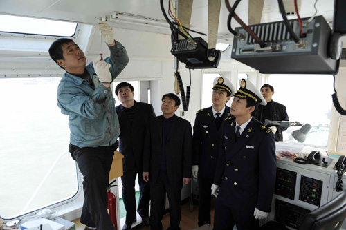 威海海事部門為志愿搜救船配備專業(yè)設(shè)備（圖）