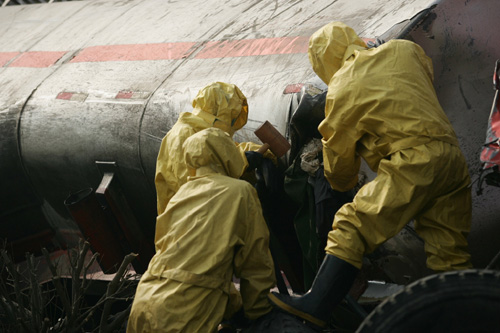 河南新安30噸液苯車泄漏 13小時生死奮戰排險情