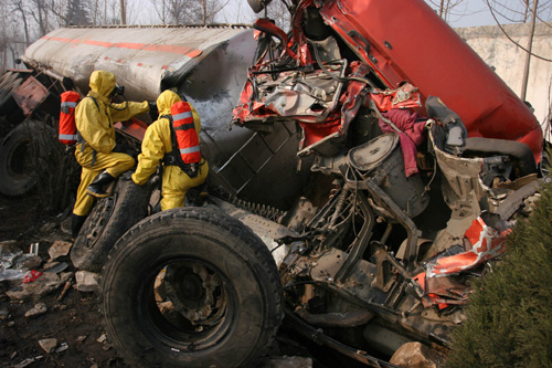 河南新安30噸液苯車泄漏 13小時生死奮戰排險情