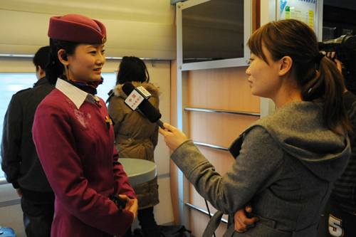 乘客眼中的“明星”：美女列車長(zhǎng)美麗的事（圖）