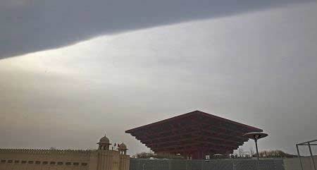 上海天空突現“陰陽云”奇觀 與地震無關（圖）