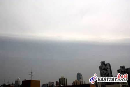 上海天空突現“陰陽云”奇觀 與地震無關（圖）
