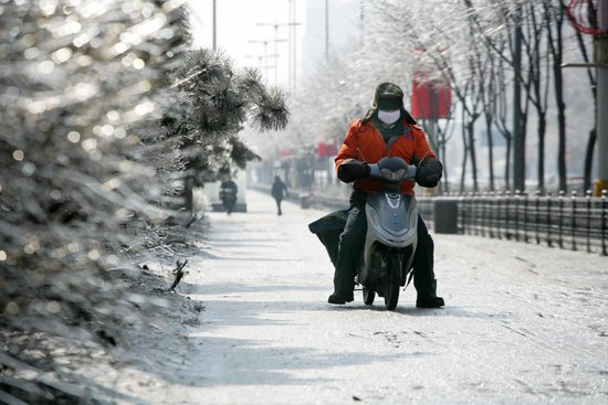 遼寧遭遇10年來最嚴(yán)重凍雨 高速一度封閉(圖)