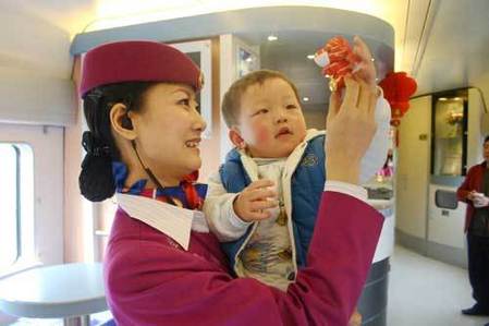 美女列車長走紅網絡 帥哥“粉絲”獻花(圖)