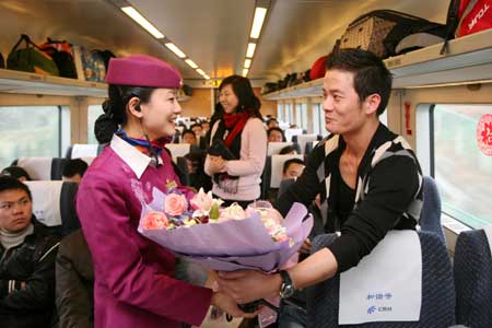 美女列車長走紅網絡 帥哥“粉絲”獻花（圖）