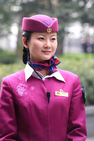 美女列車長走紅網絡 帥哥“粉絲”獻花(圖)