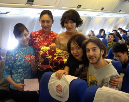 東航云南分公司:歡喜迎新春 激情待世博