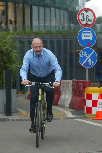 挪威領(lǐng)事體驗(yàn)廣州交通 探討城市低碳生活方式