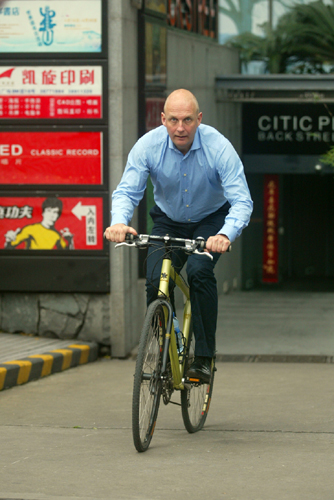 挪威領(lǐng)事體驗(yàn)廣州交通 探討城市低碳生活方式