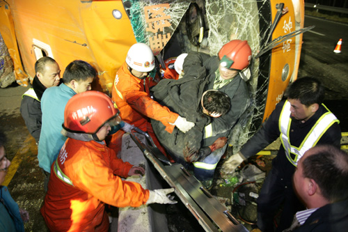 河南客車高速路上側翻 15人受傷（圖）