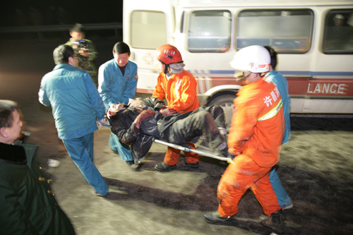 河南客車高速路上側翻 15人受傷（圖）