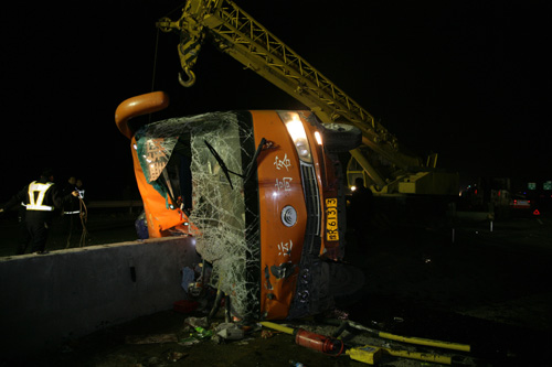 河南客車高速路上側翻 15人受傷（圖）