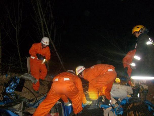 河南兩輛大貨車高速路相撞　2人死亡（圖）