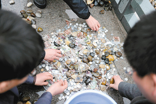 放生池變功德箱 西市工作人員撈出一桶零錢(圖)