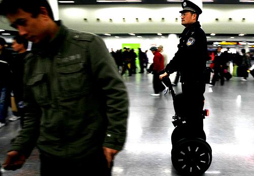 民警巡邏 環(huán)保低碳