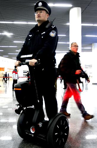 民警巡邏 環(huán)保低碳