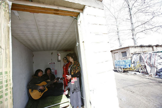 全國政協委員北京唐家嶺落淚訪“蟻族”(組圖)