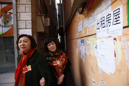 全國政協委員北京唐家嶺落淚訪“蟻族”(組圖)