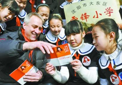 “洋雷鋒”當(dāng)上校外輔導(dǎo)員