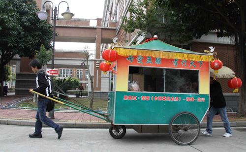 福州大學生親身感受拉“感恩號”板車行孝（圖）