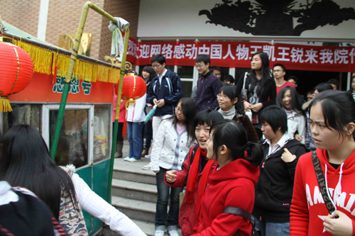 福州大學生親身感受拉“感恩號”板車行孝（圖）