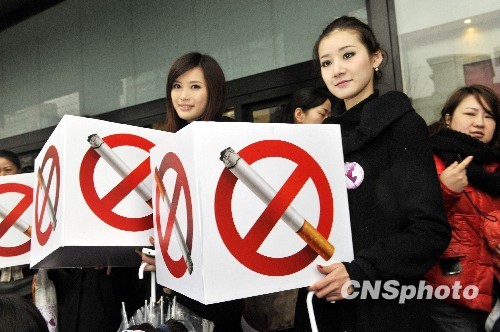 “最美杭州女孩”上街勸戒煙