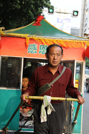 親兄弟千里載母徒步四千公里欲赴臺(tái)環(huán)島游