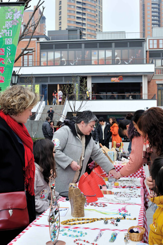 迎三八 老外太太來“練攤”（圖）