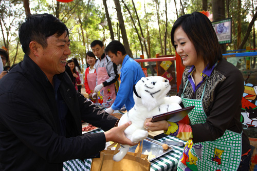 白虎認養(yǎng)儀式　虎寶寶很享福（圖）