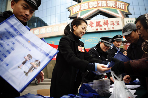 全國政協委員助陣海淀警方開展防范電信詐騙宣傳